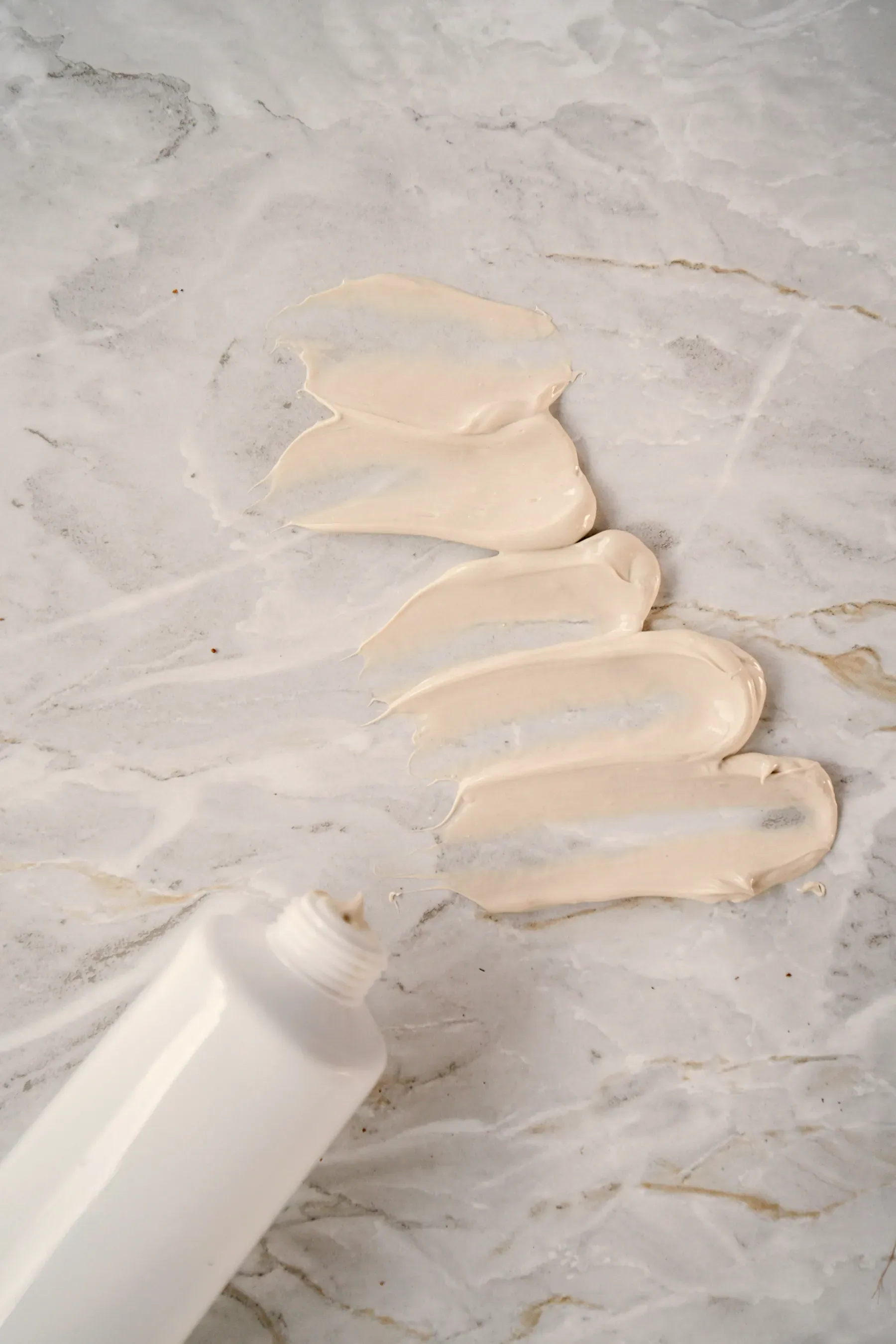 Le pennellate di crema sul marmo