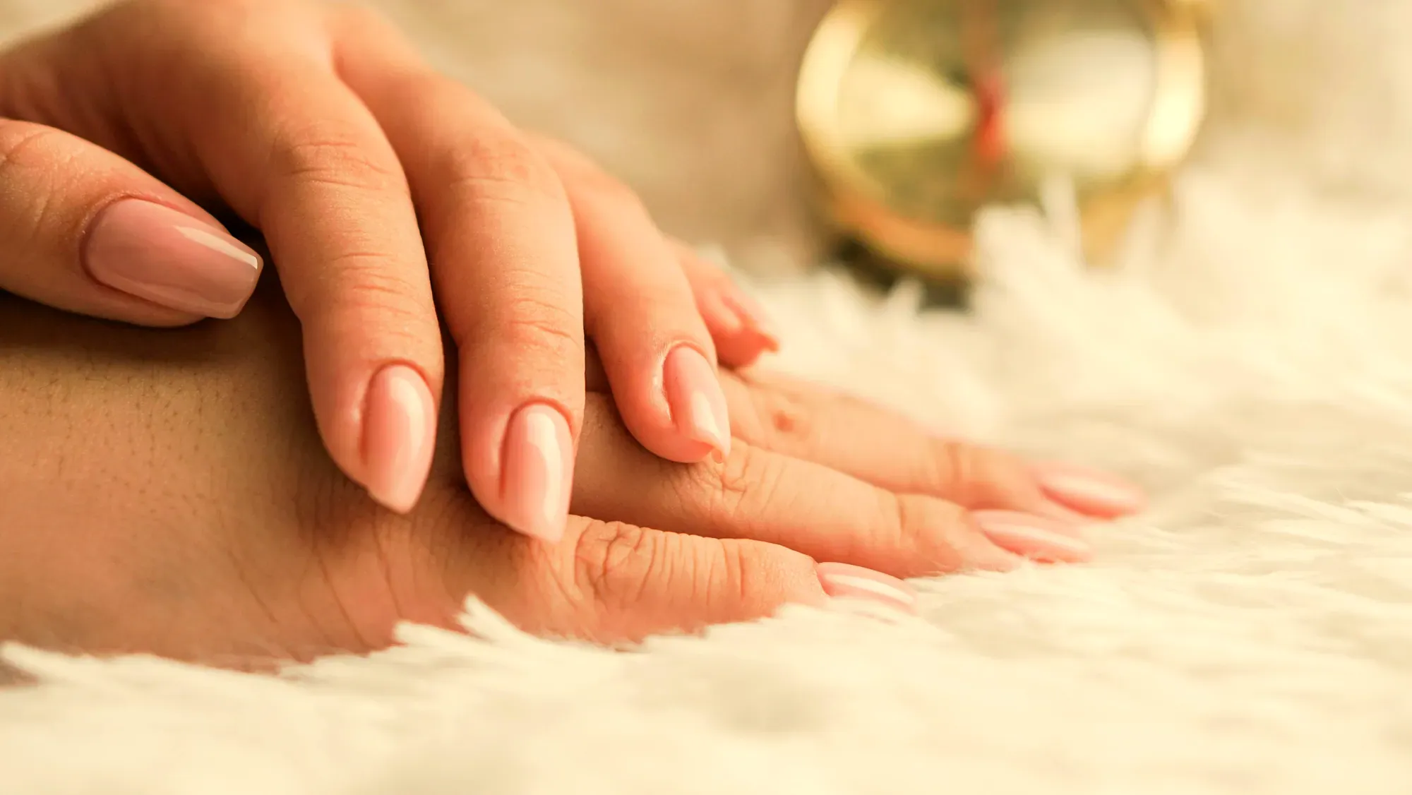 Le mani con le unghie nude