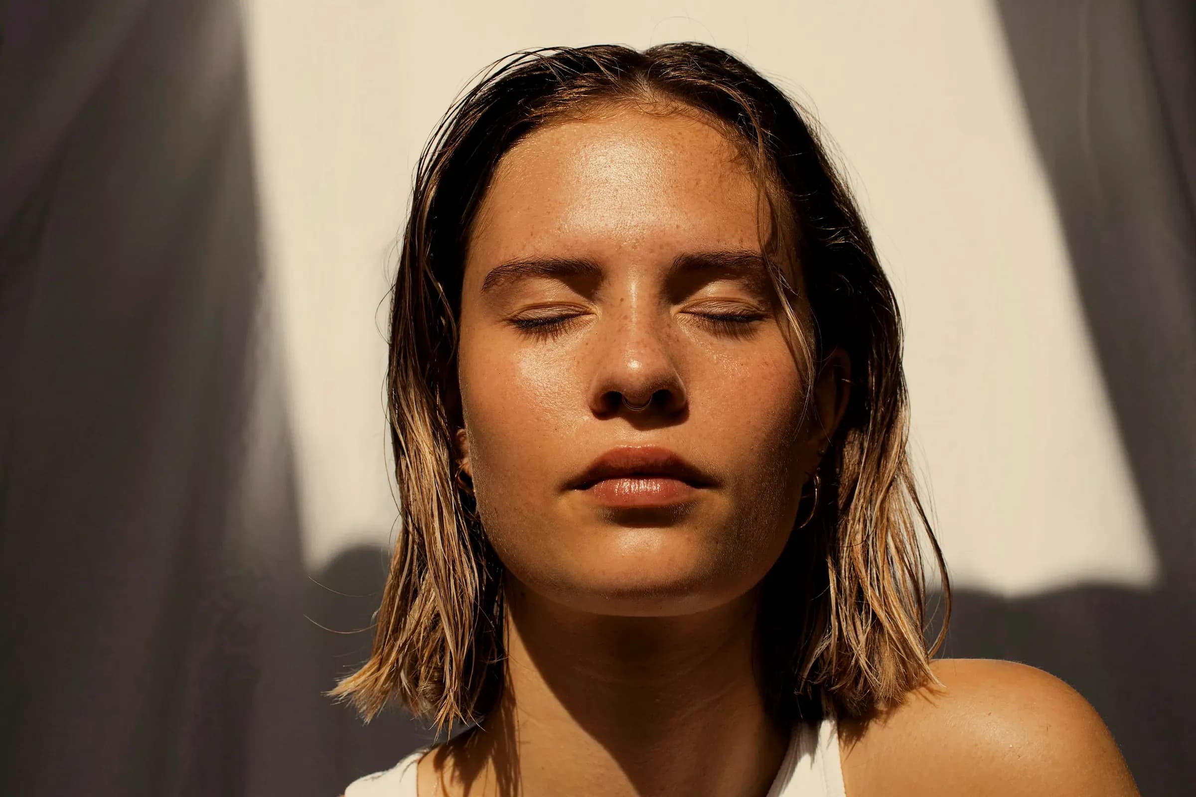 Una donna a occhi chiusi, pelle naturale