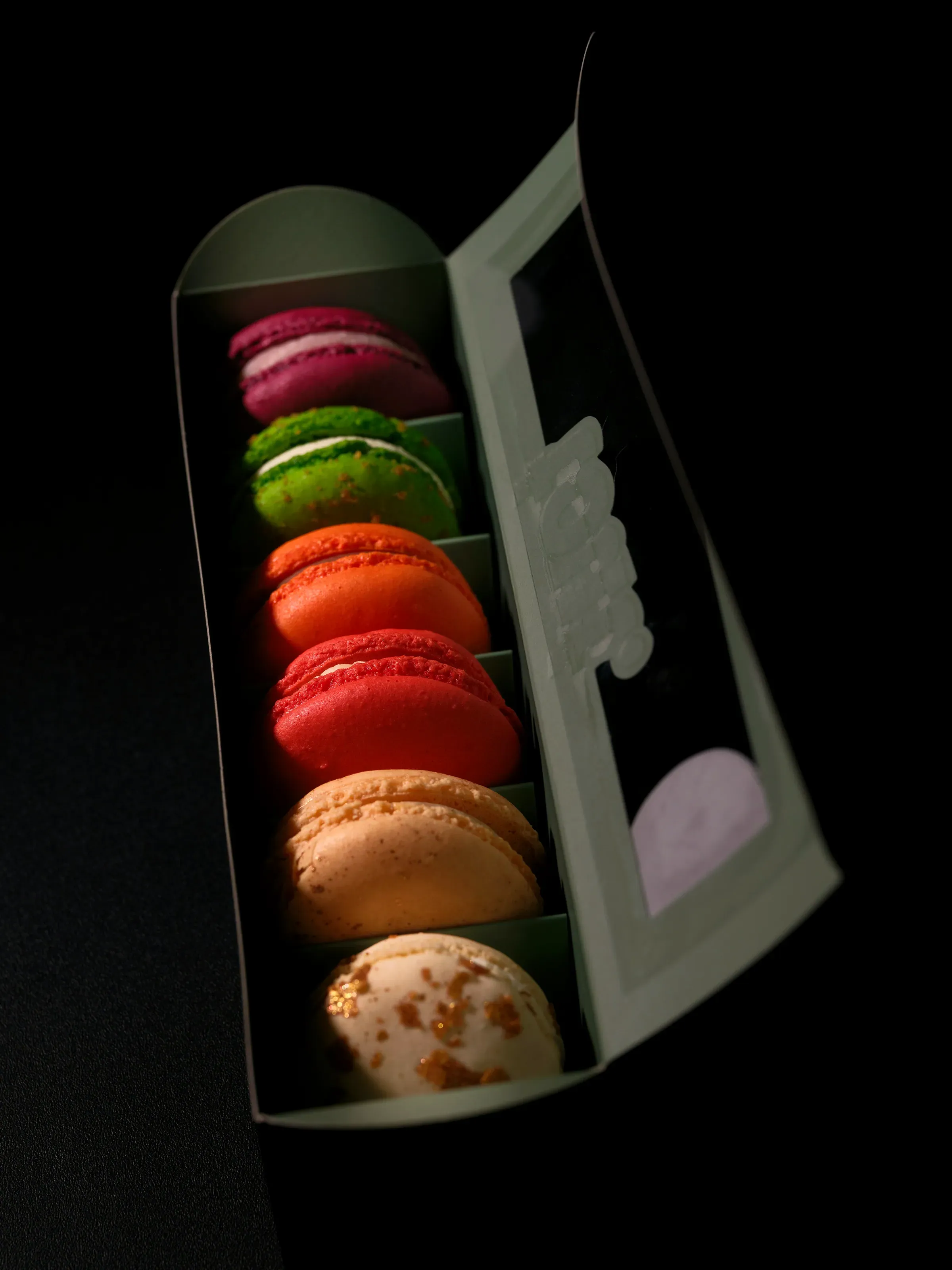 La box di macarons colorati, dall'alto