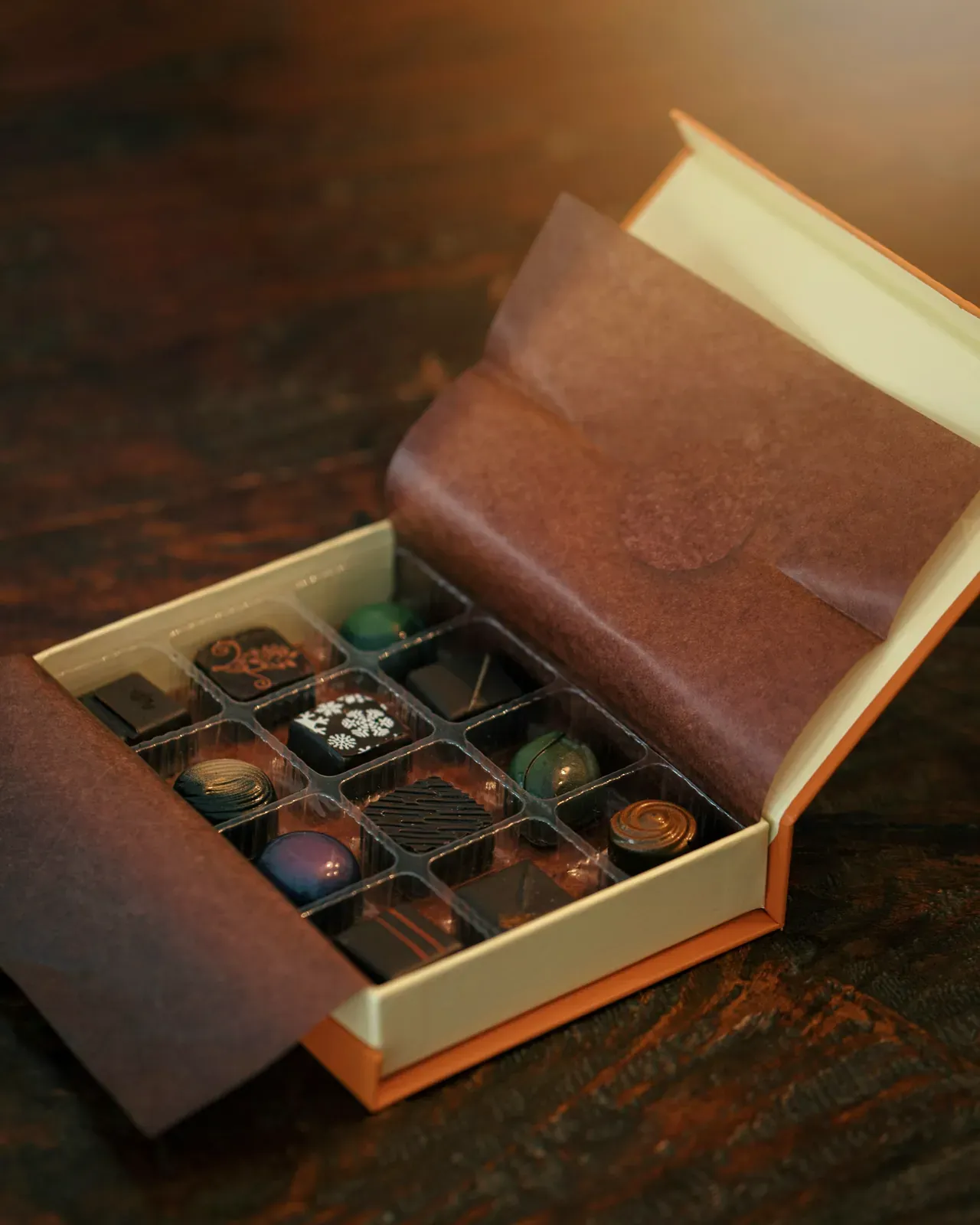 La scatola di praline aperta, sul legno