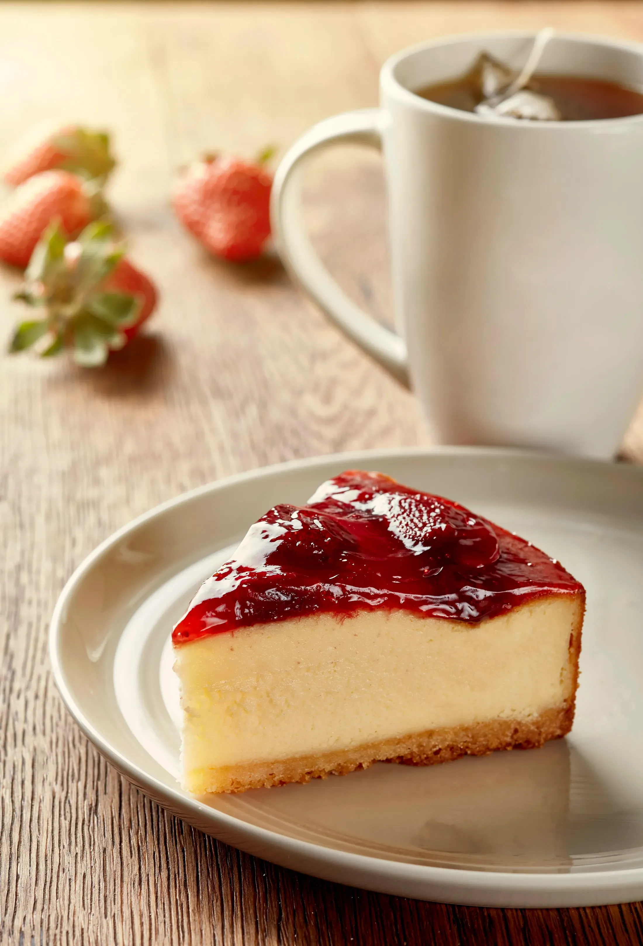 La fetta di cheesecake con la salsa di fragole