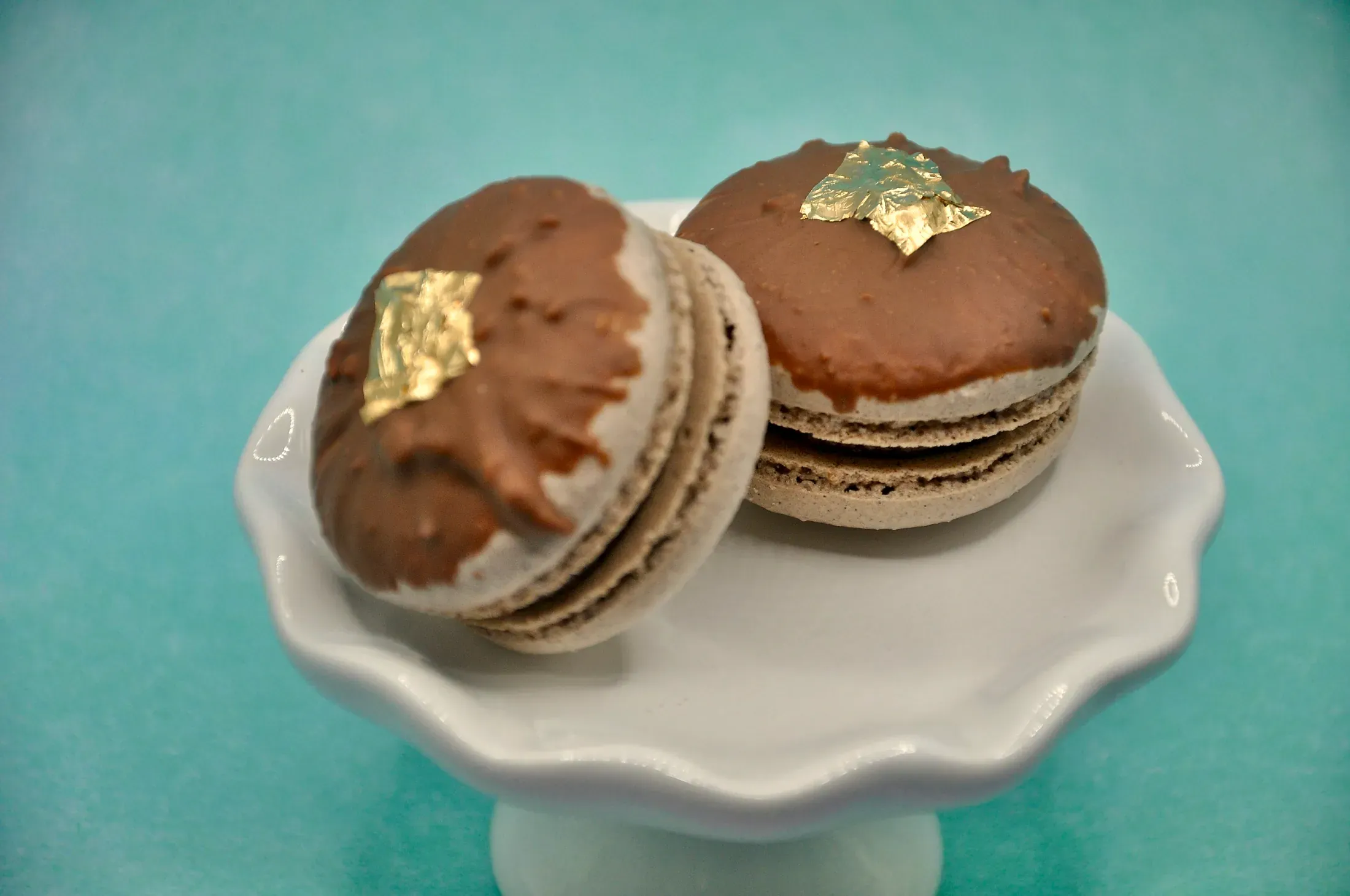 I macaron al cioccolato con la foglia d'oro