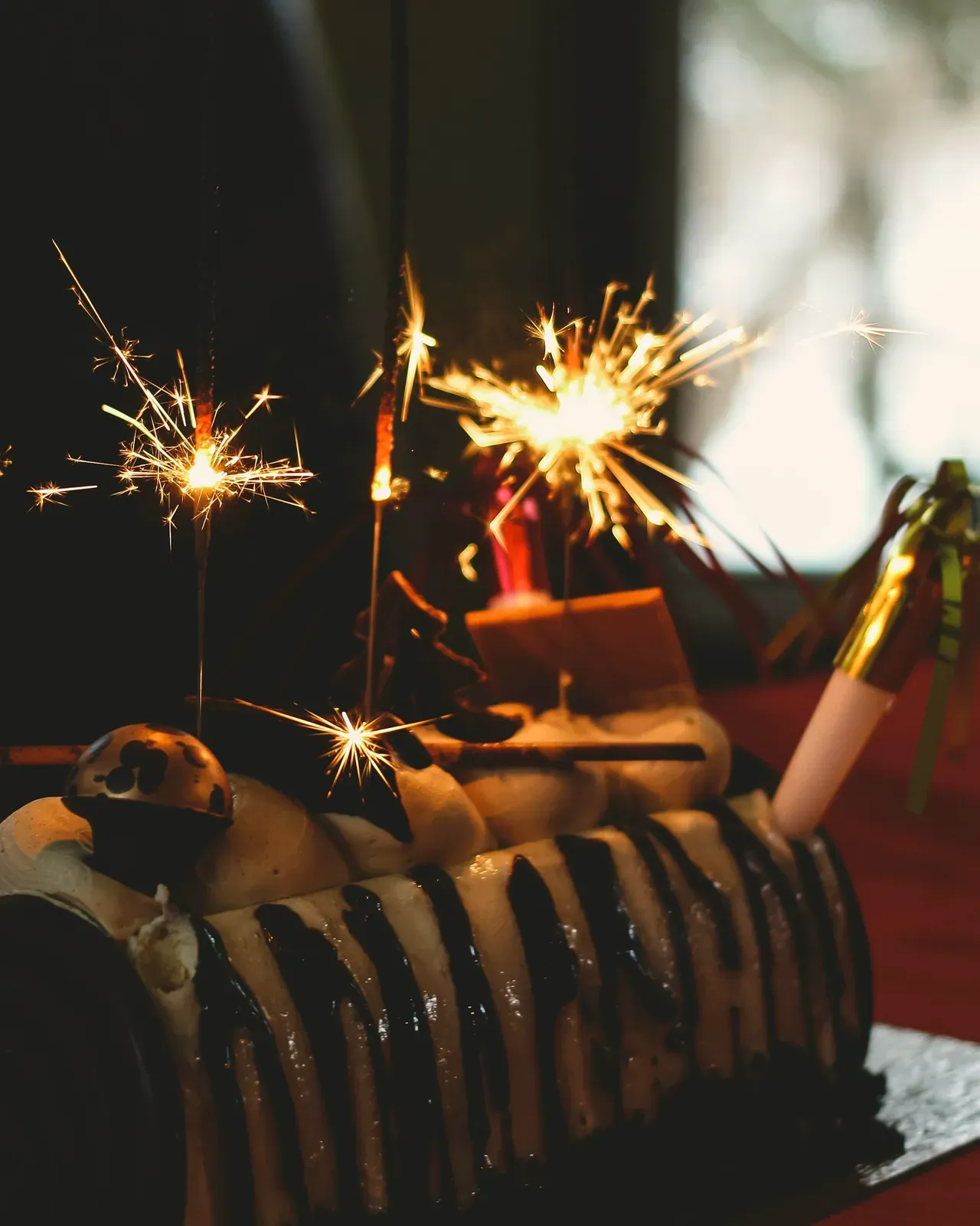 La torta al cioccolato con le stelline accese, nel buio