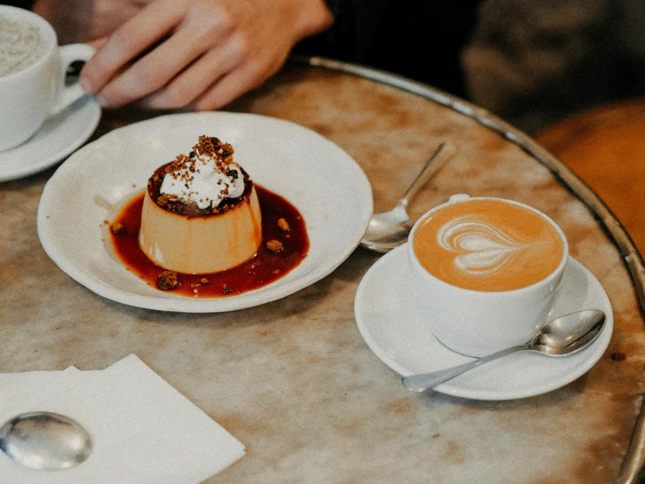 La crème caramel sul piattino con il caffè