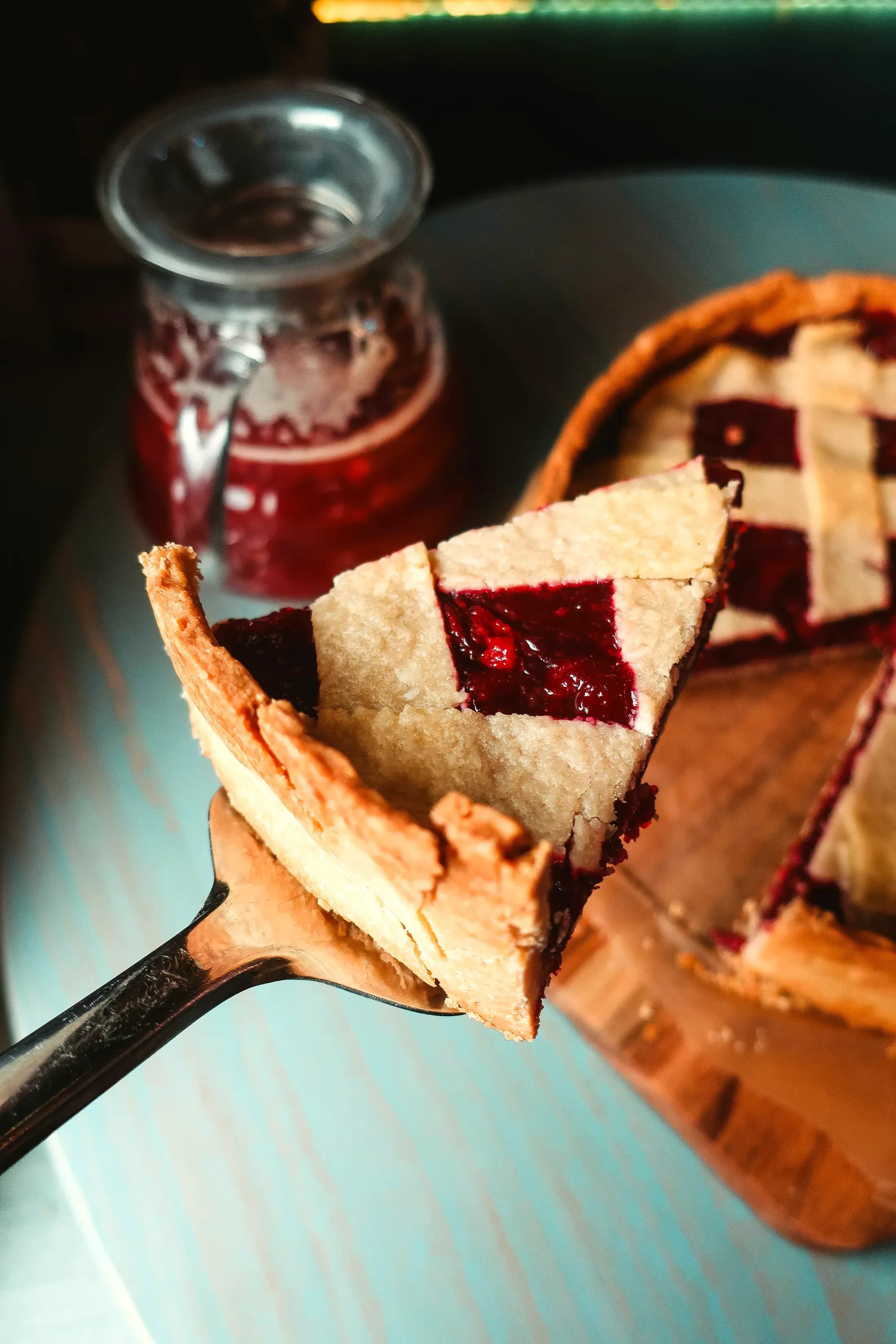 La fetta di crostata alla confettura, sollevata