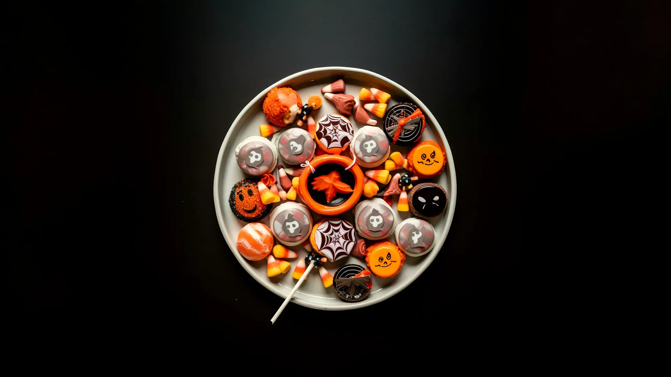La ciotola dei dolcetti di Halloween: caramelle, biscotti e cioccolatini, dall'alto
