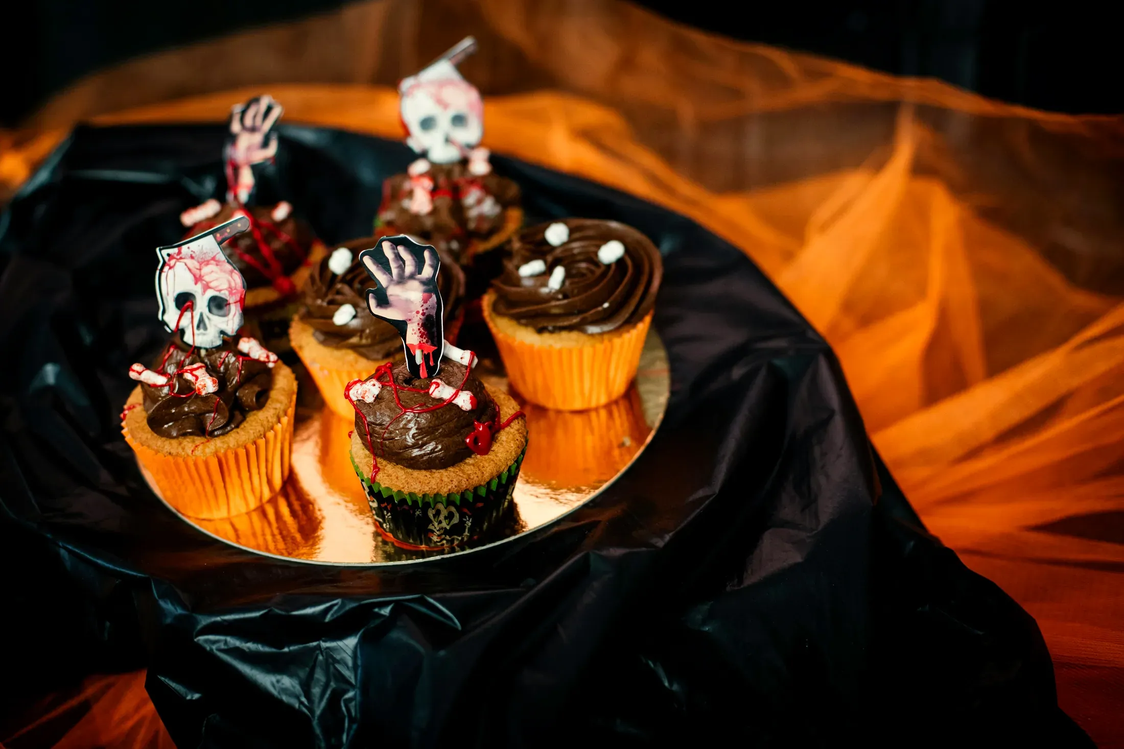 I cupcake al cioccolato decorati per Halloween, sul vassoio, con il drappo nero