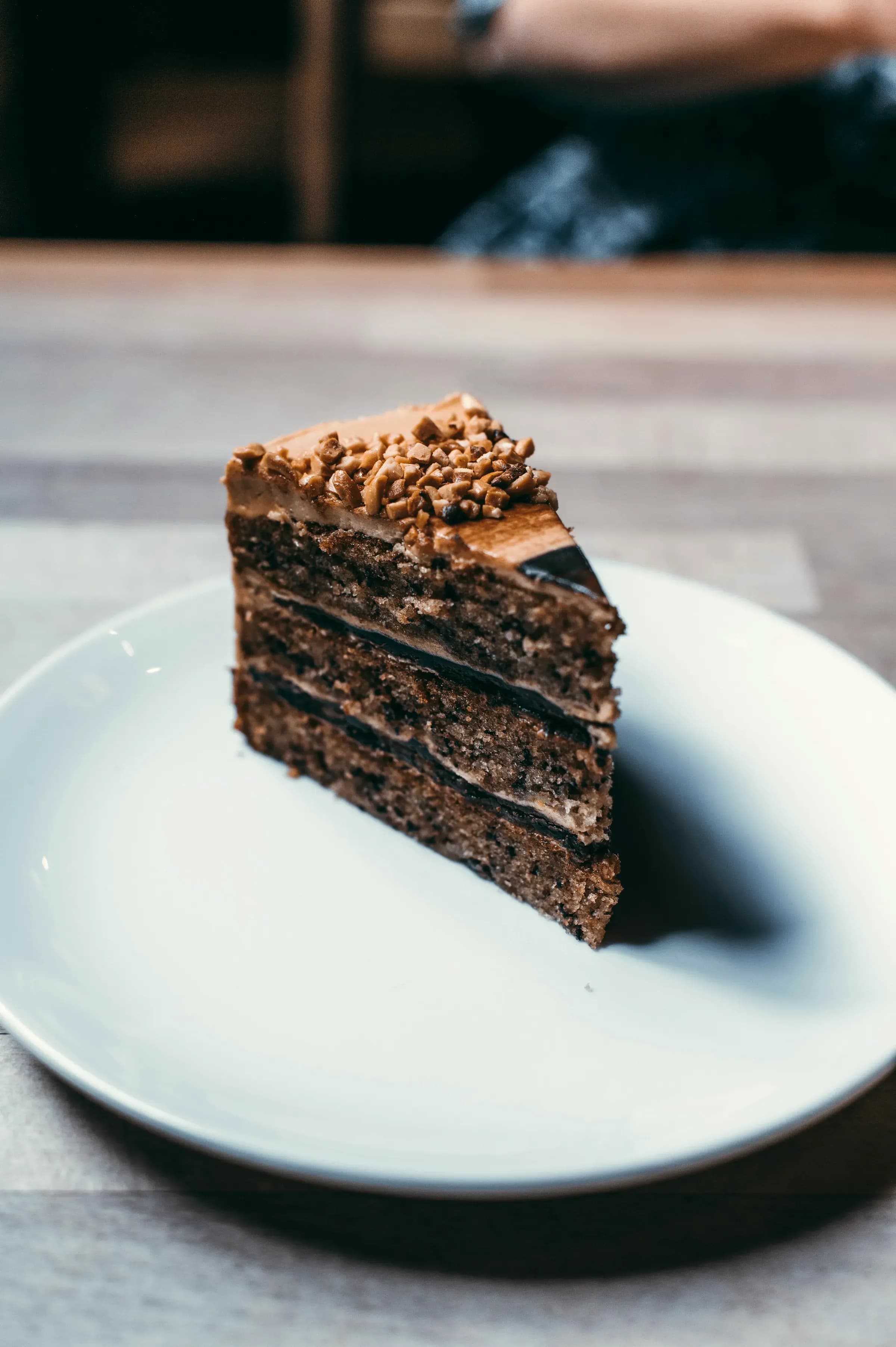 L'interno della torta al cioccolato e nocciola: gli strati scuri e la crema