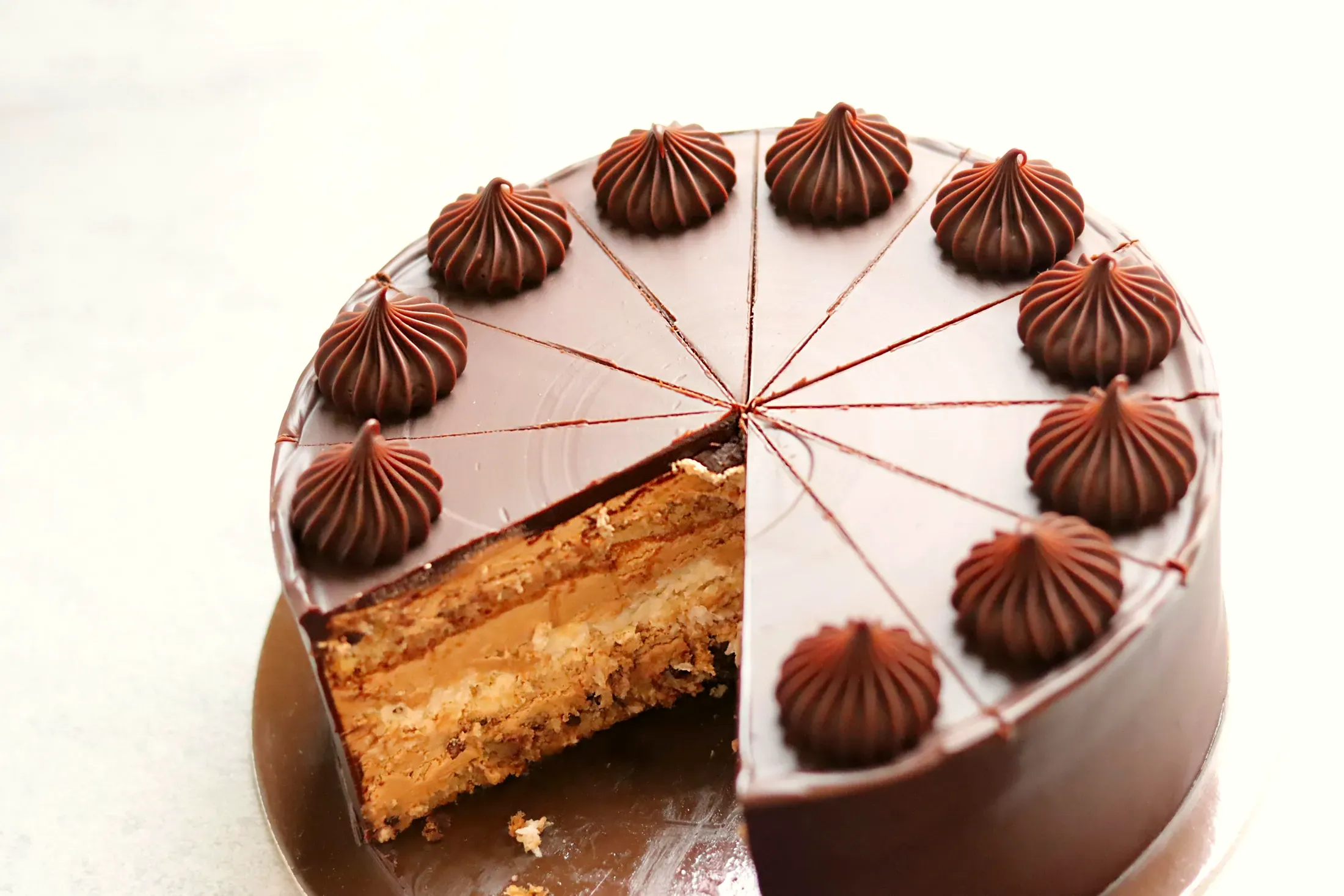 La torta alla nocciola tagliata a fette, dall'alto