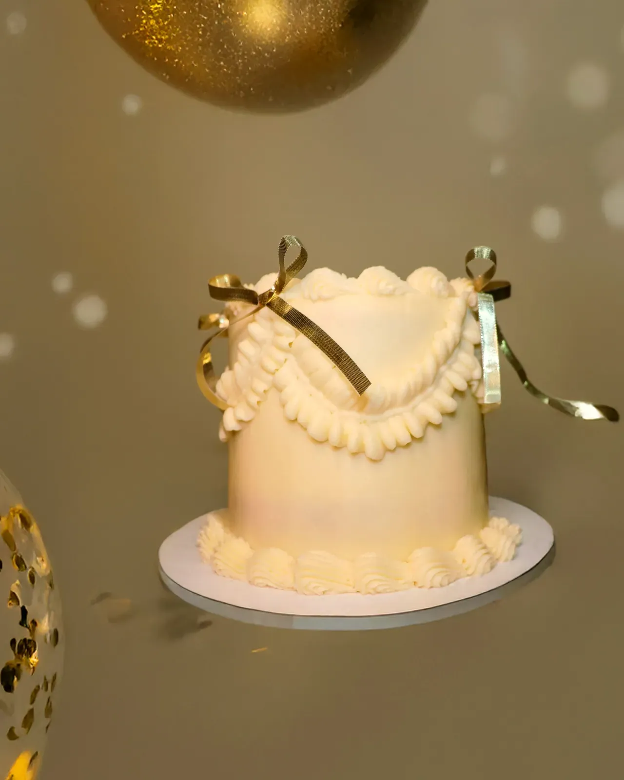 La torta panna con i ghirigori, tra le luci calde