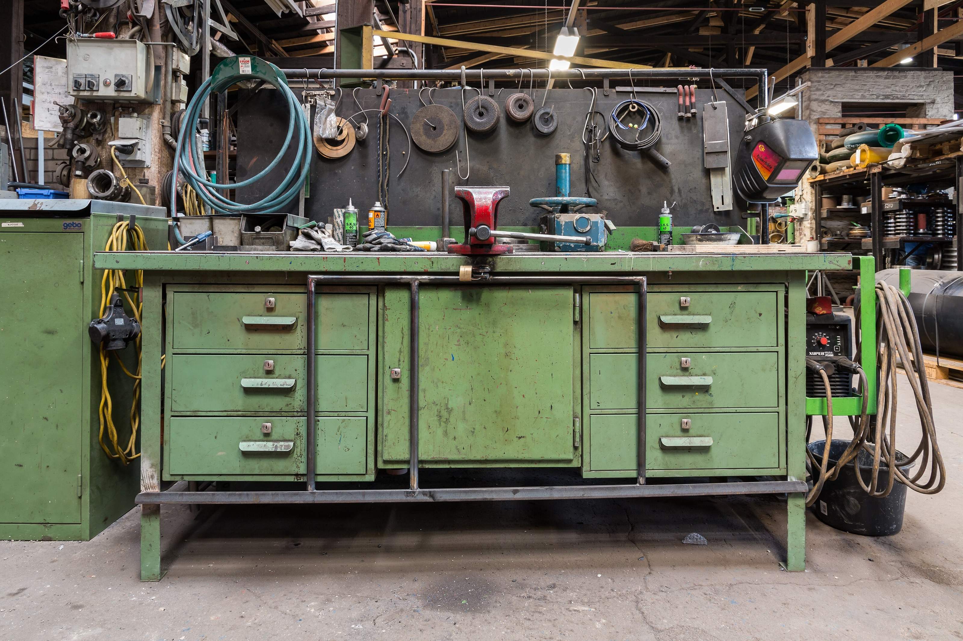 Il banco da lavoro in officina, con la morsa e i cassetti