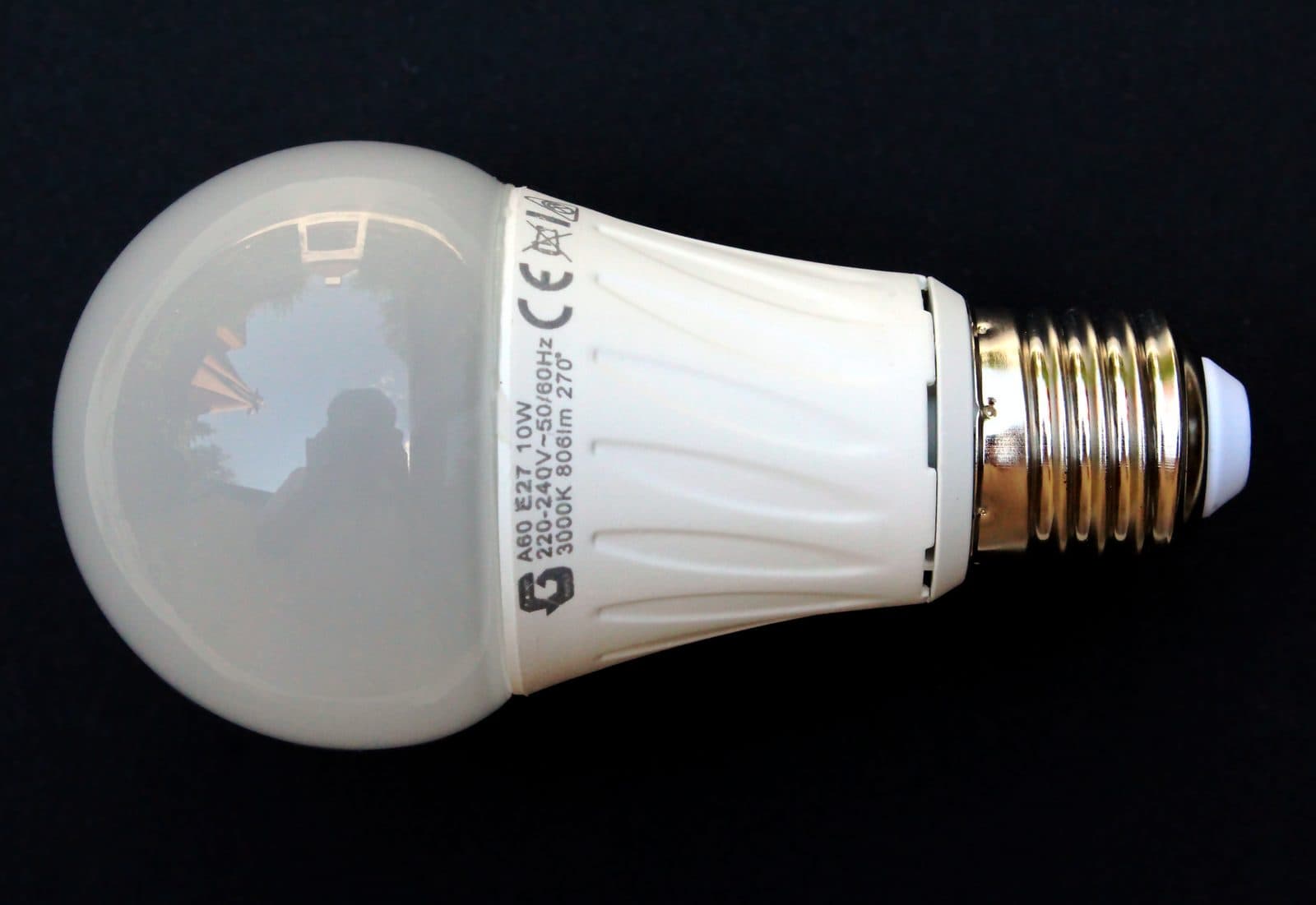 Una lampadina LED con l'attacco a vite E27