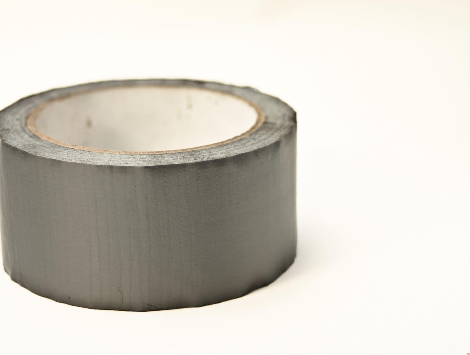 Un rotolo di nastro americano grigio