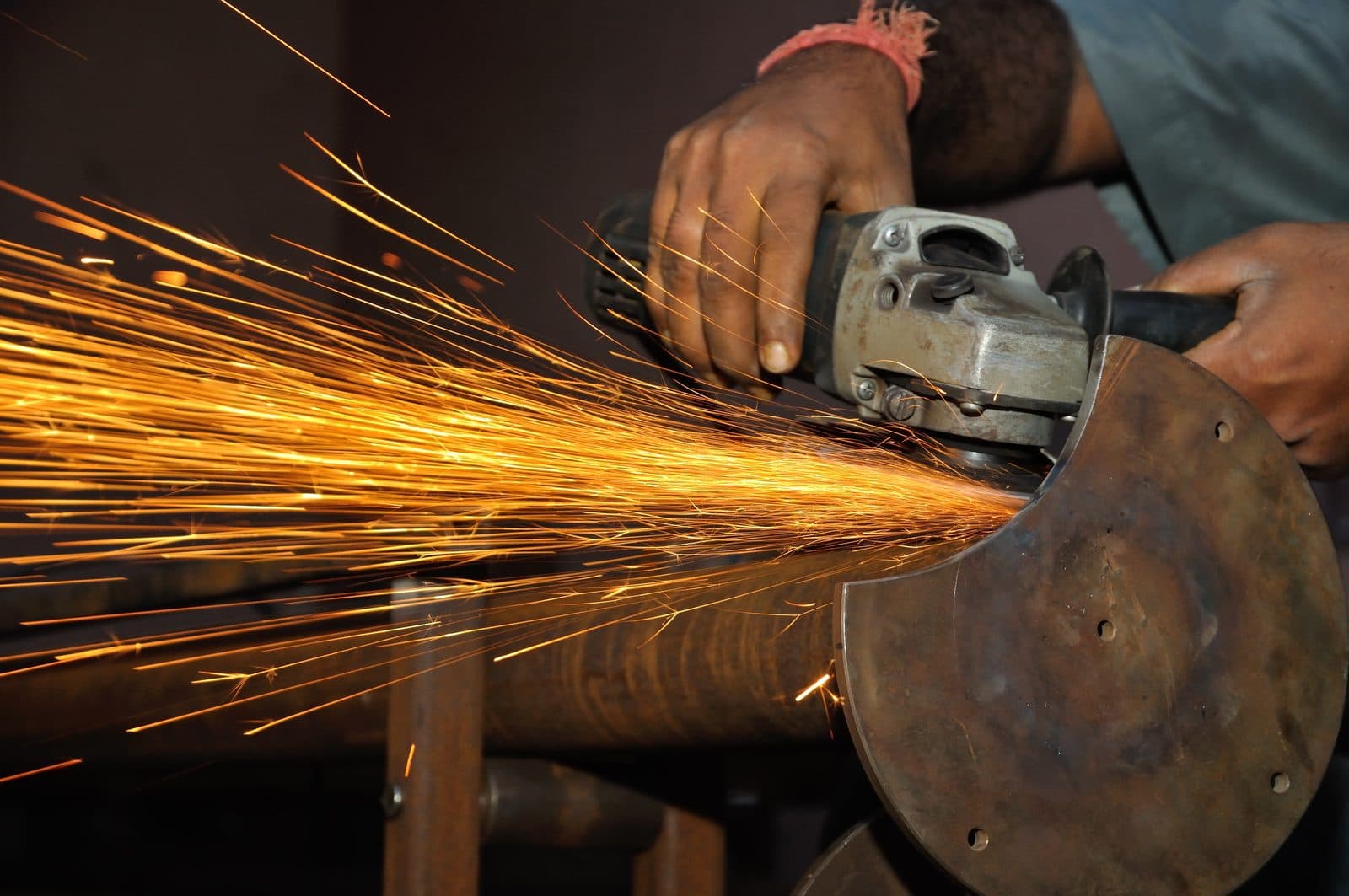 La smerigliatrice al lavoro, con le scintille