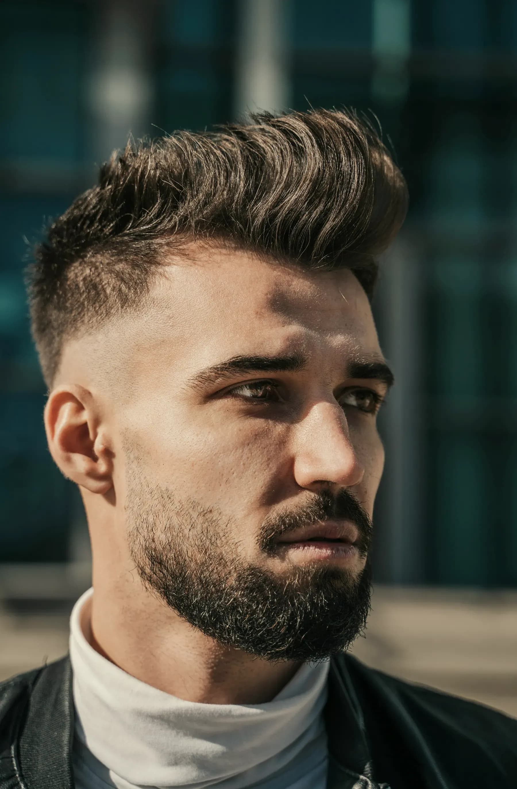 Ciuffo texturizzato con la sfumatura e la barba corta