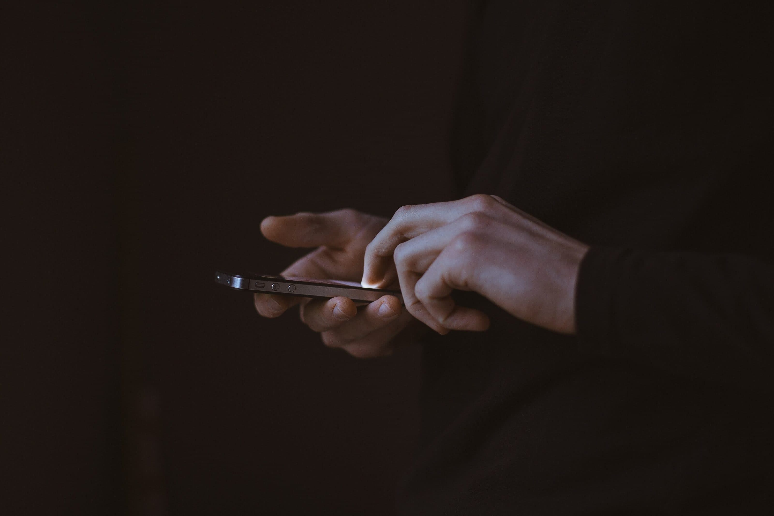 A casa, il telefono in mano