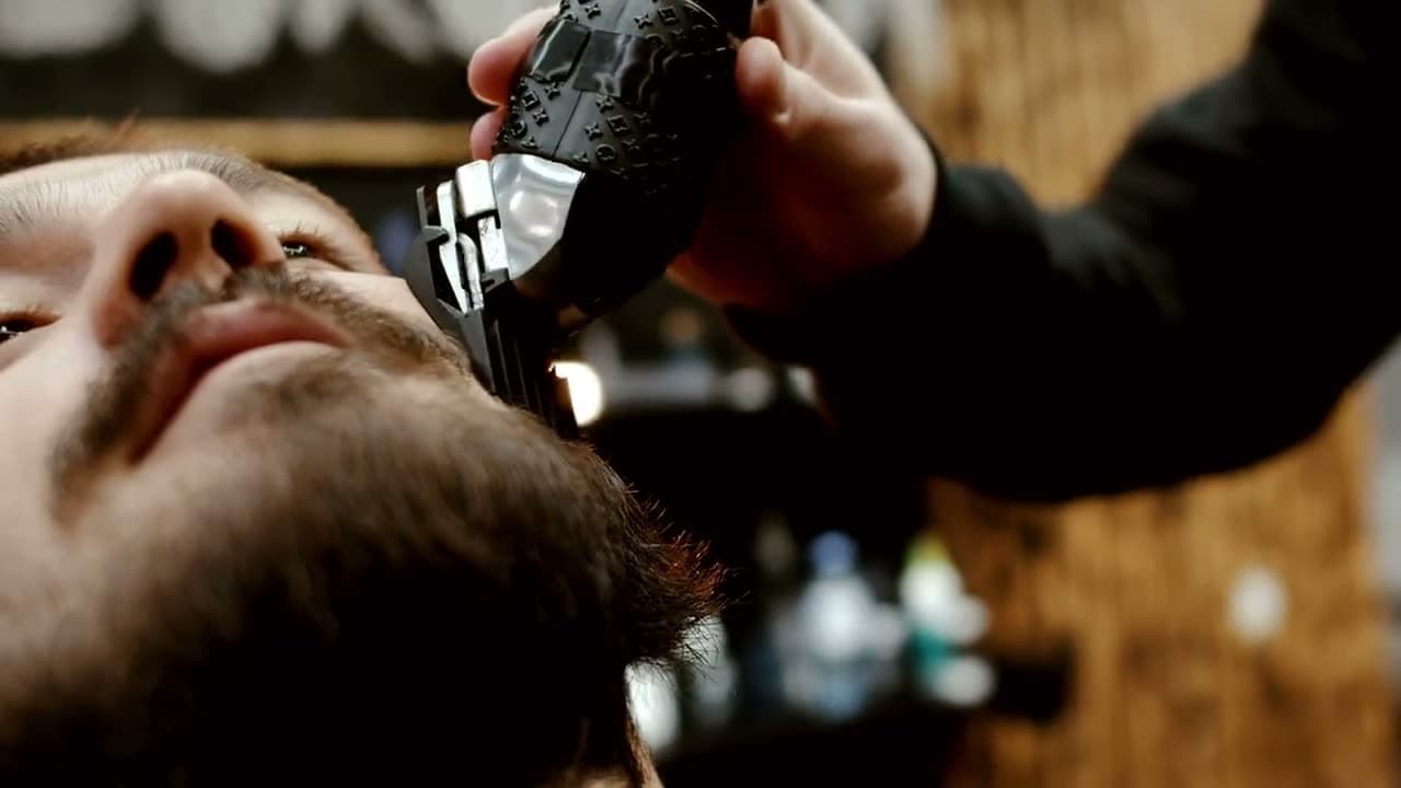 La barba regolata a macchinetta, la testa indietro