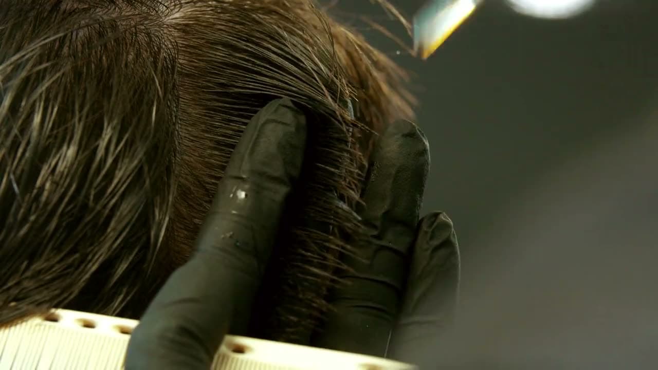 Le forbici sui capelli bagnati, il pettine, i guanti
