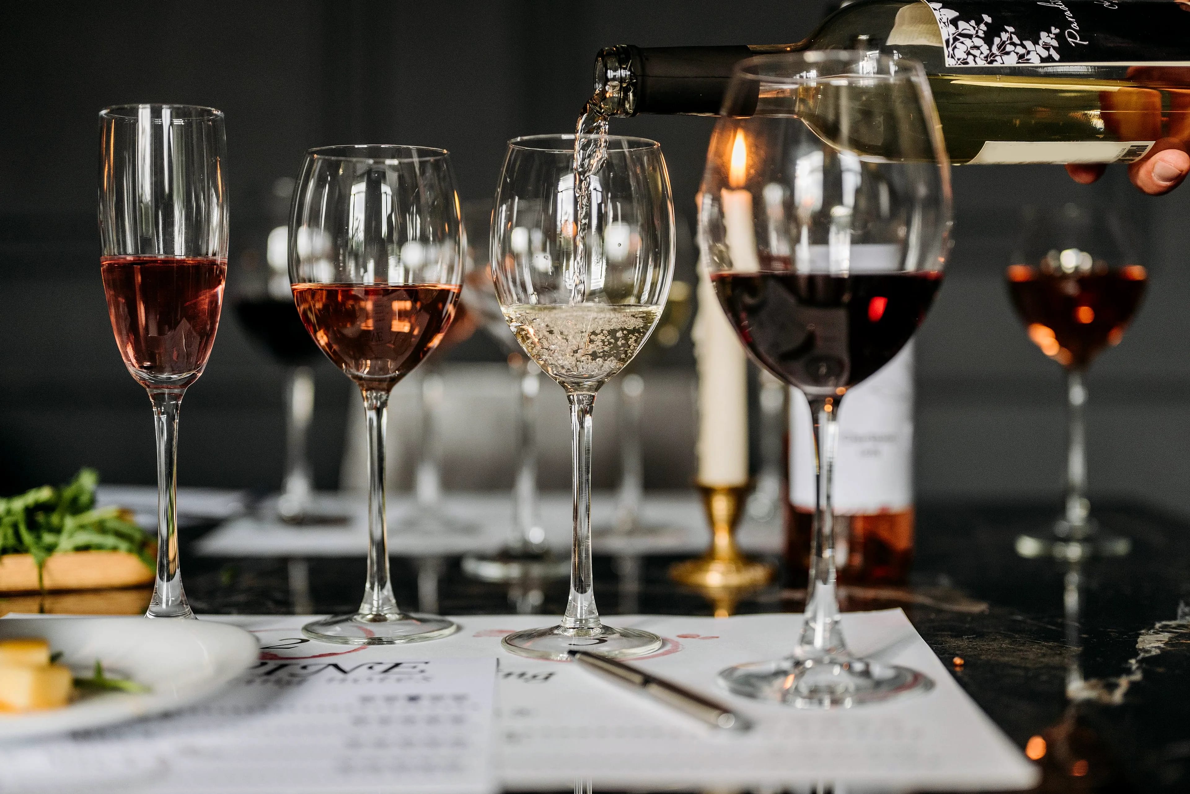 La degustazione: i calici in fila e il vino che si versa