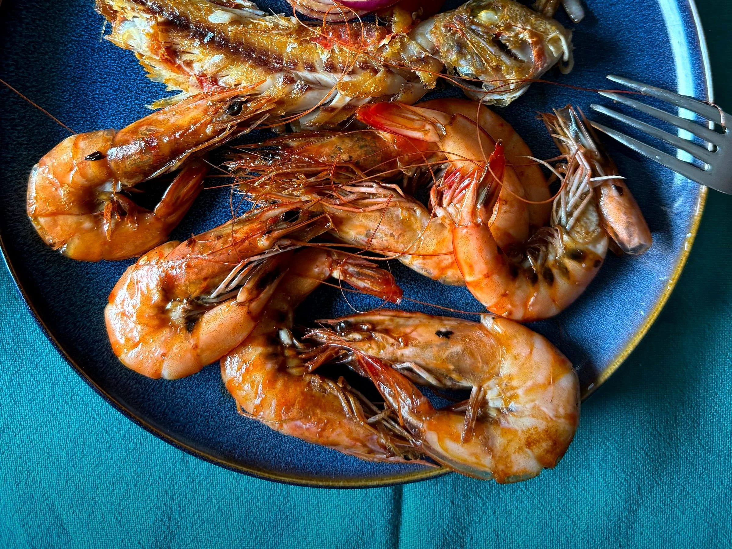 La grigliata di mare sul piatto blu