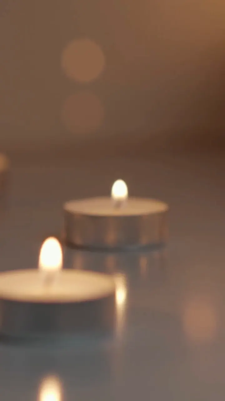 Le candele accese sul tavolo, le luci sfocate dietro
