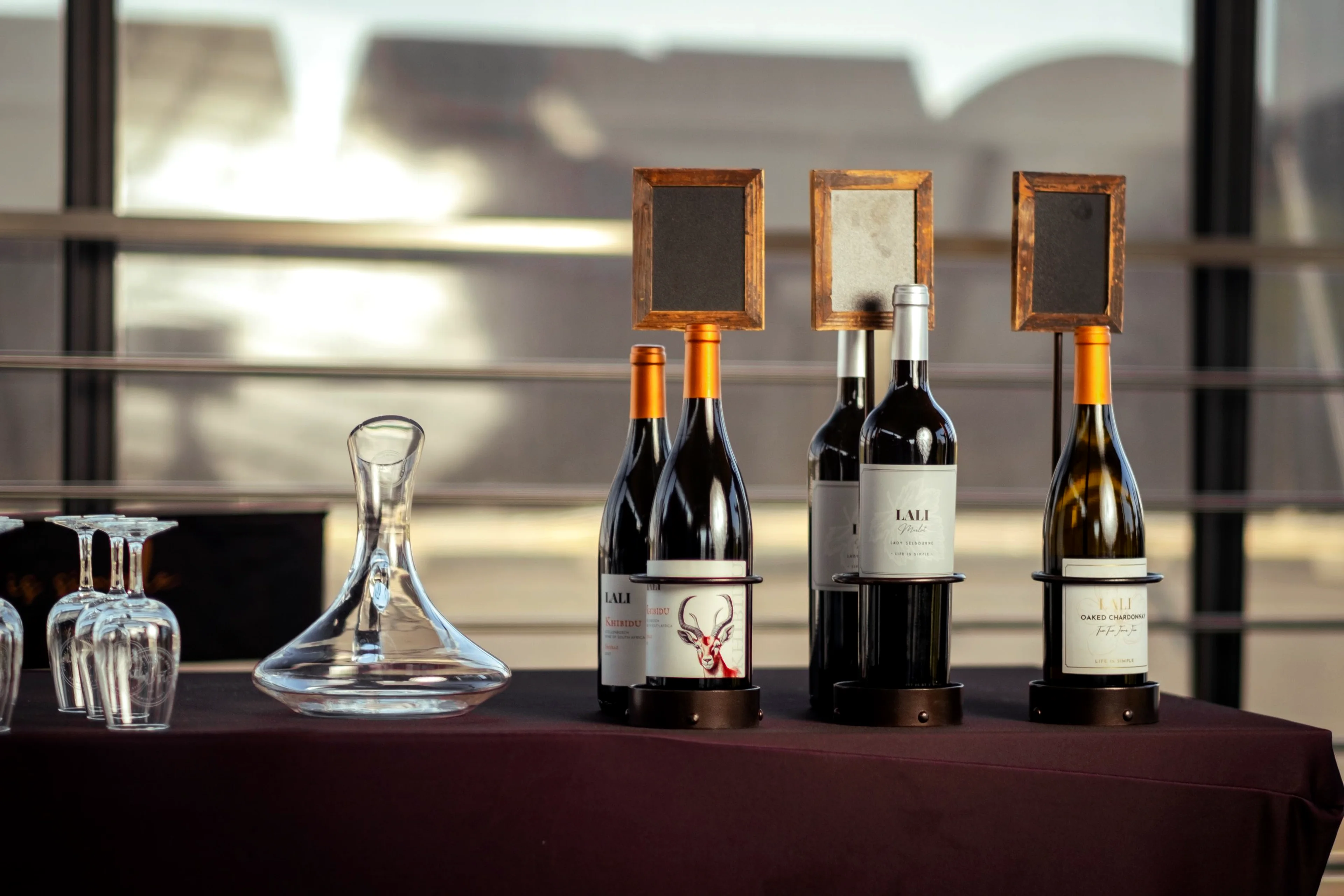 Le bottiglie e il decanter, pronti per la cena