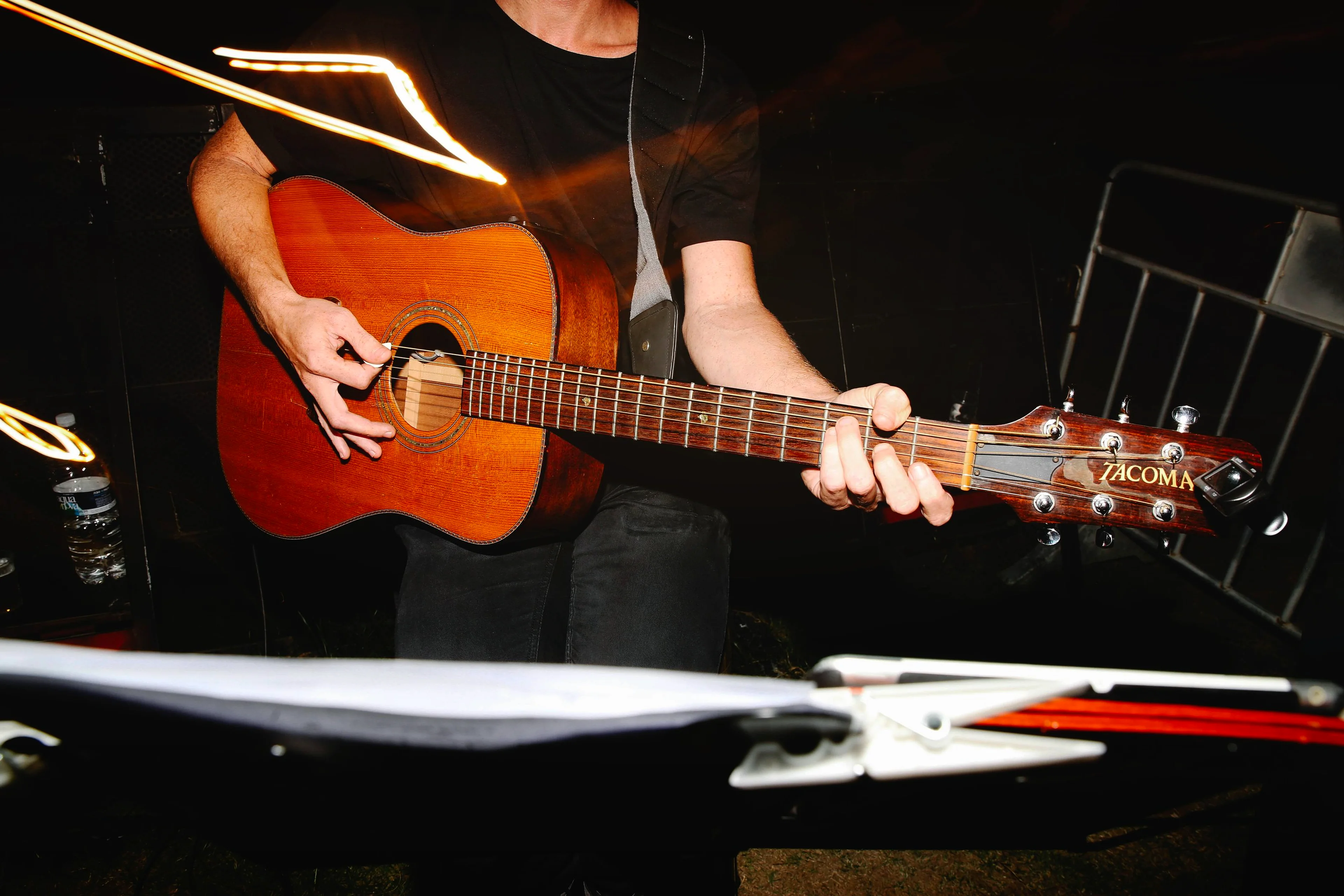 La chitarra acustica, la sera