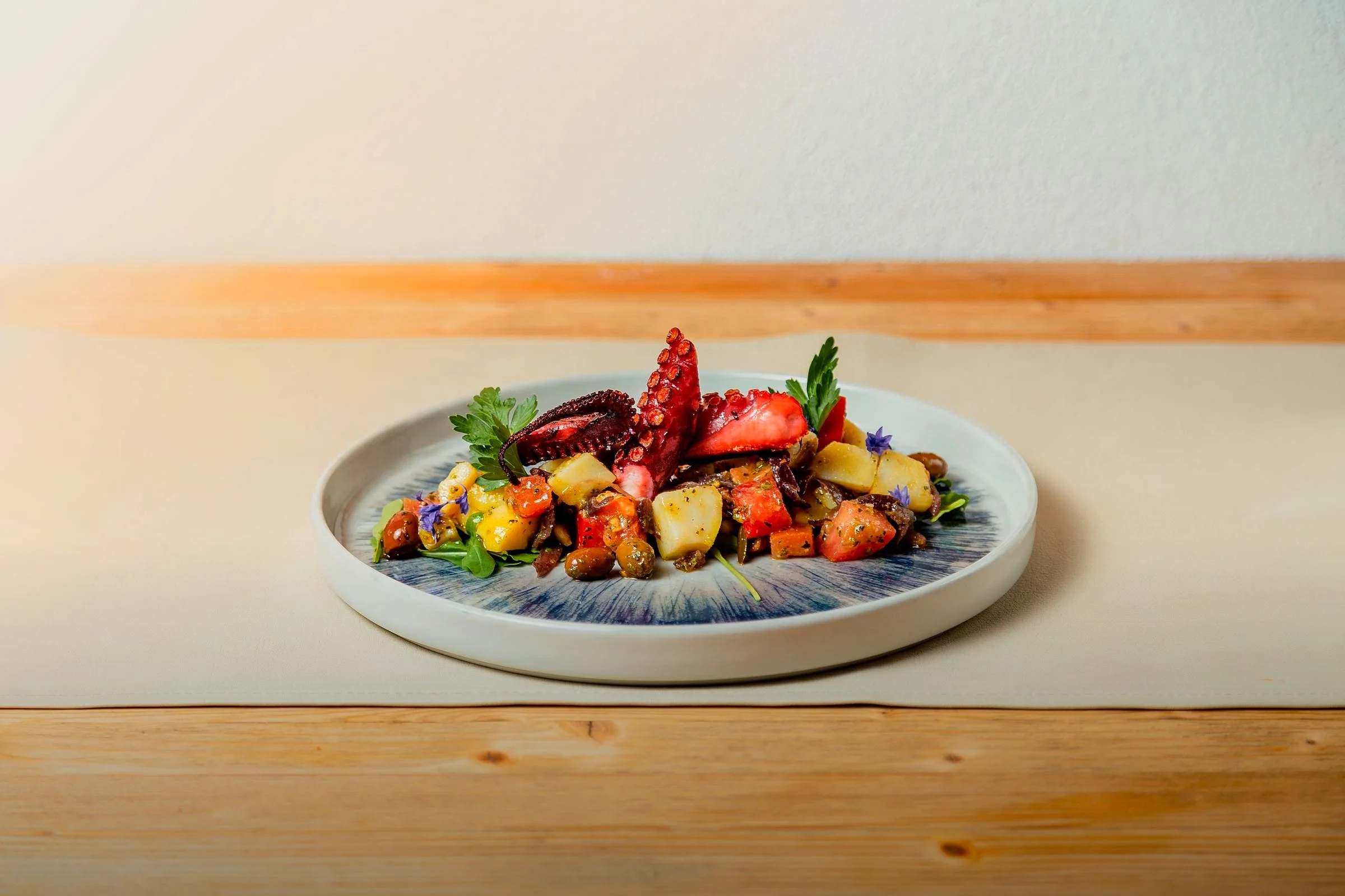L'insalata di polpo sul piatto bianco