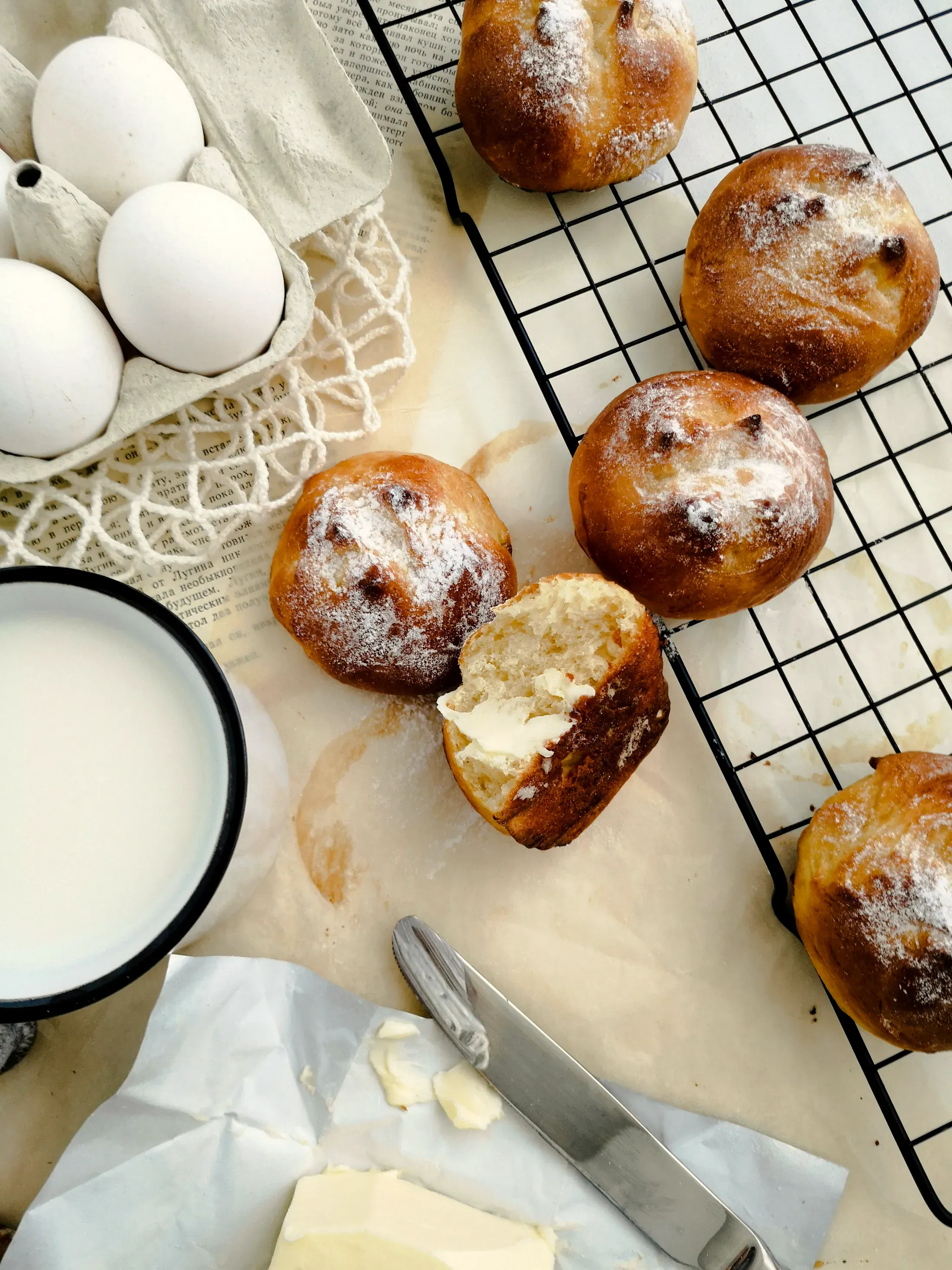 Le brioche ripiene di crema con lo zucchero a velo