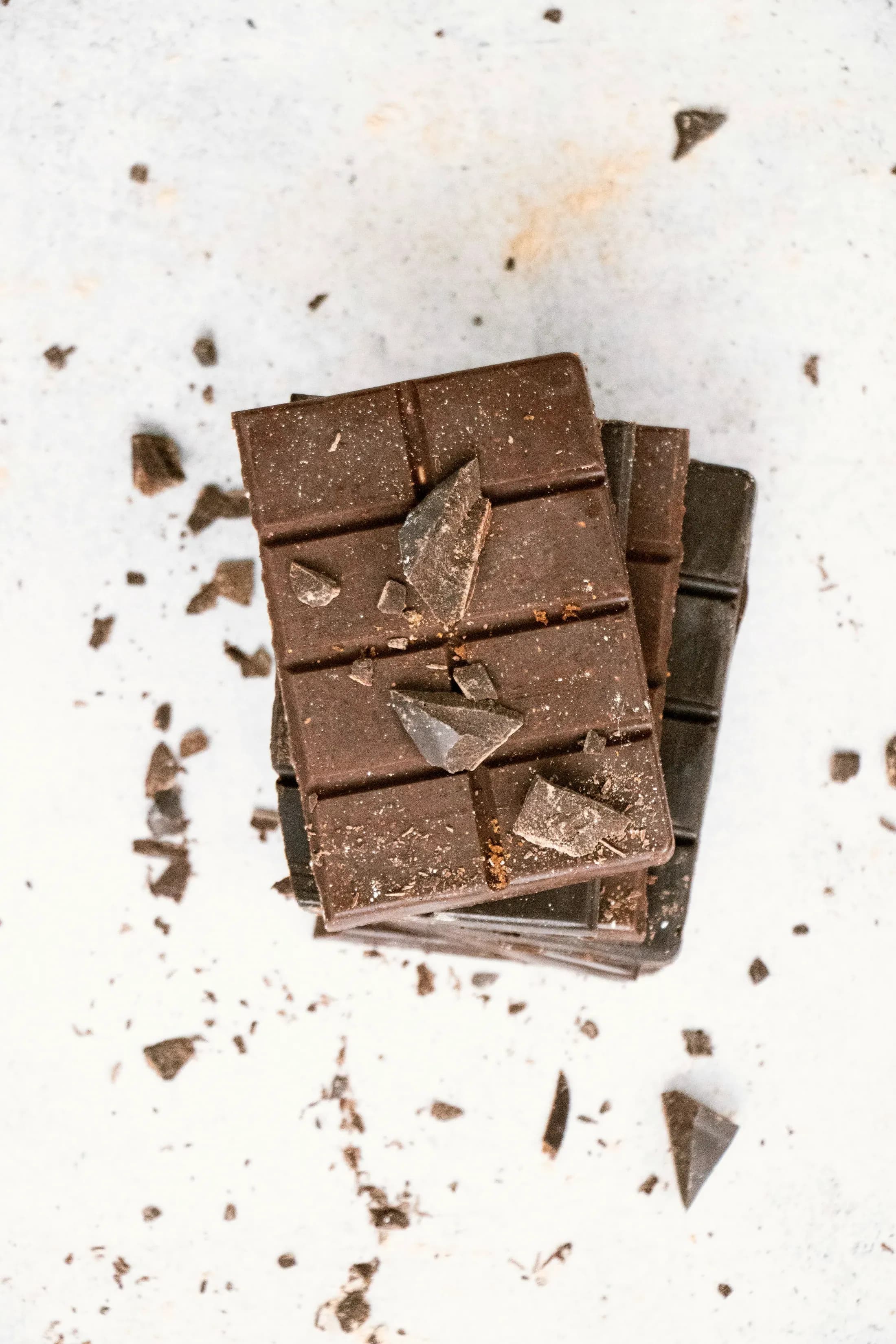 Una tavoletta di cioccolato fondente spezzata, dall'alto