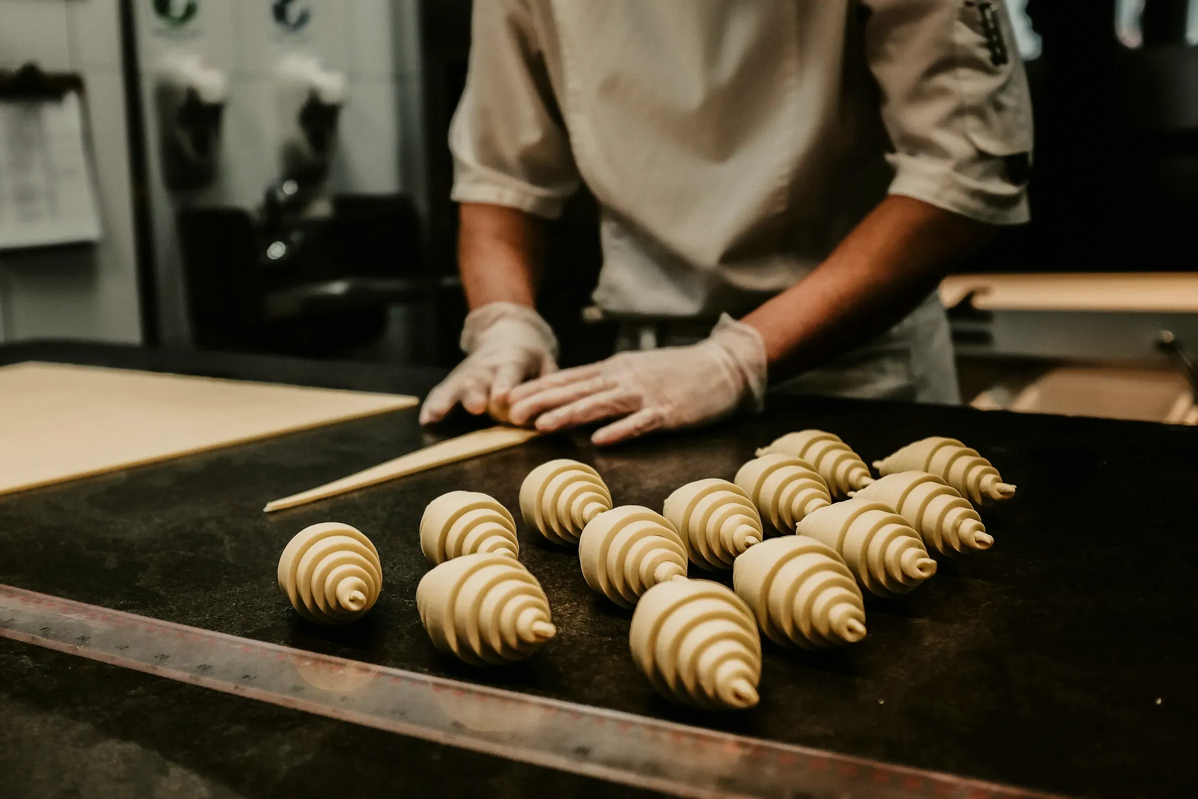 I croissant appena formati, in fila sul banco