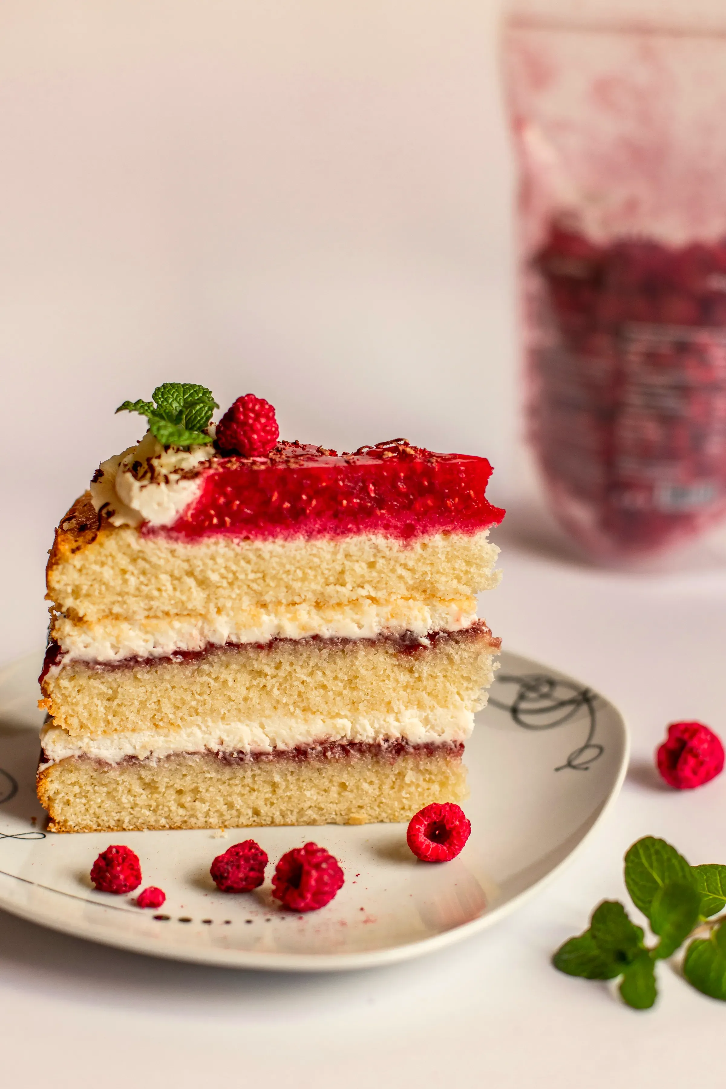 La fetta di torta con gli strati di pan di Spagna, crema e confettura