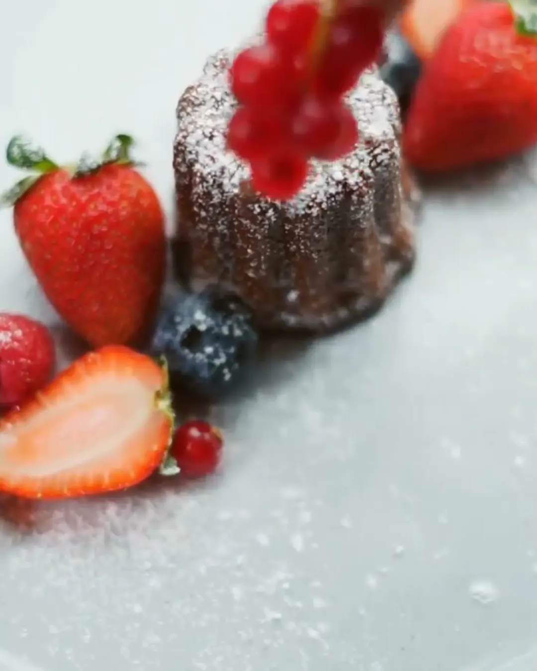 La monoporzione al cioccolato con la sfera lucida e la crema