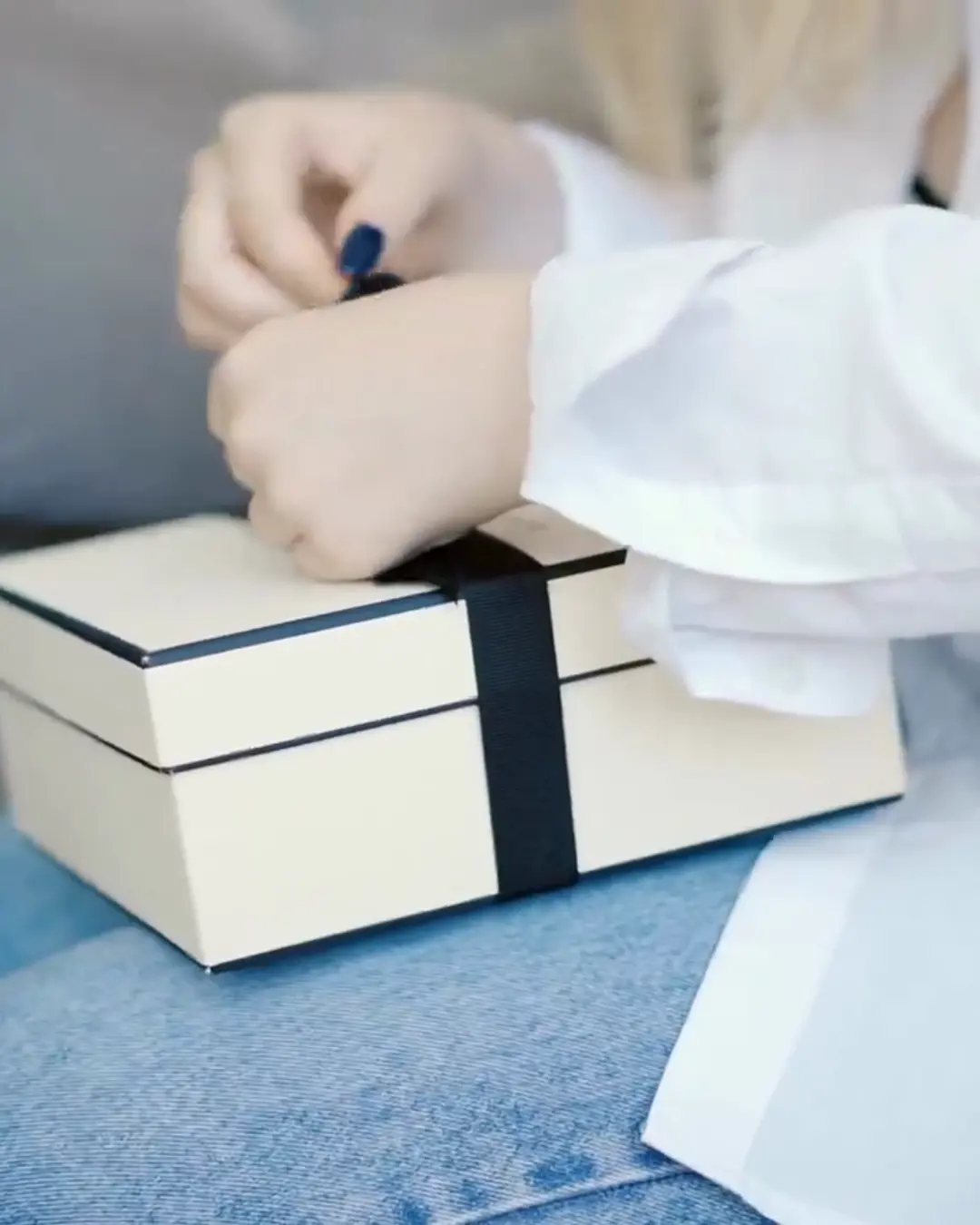 La box di macarons aperta, su fondo scuro
