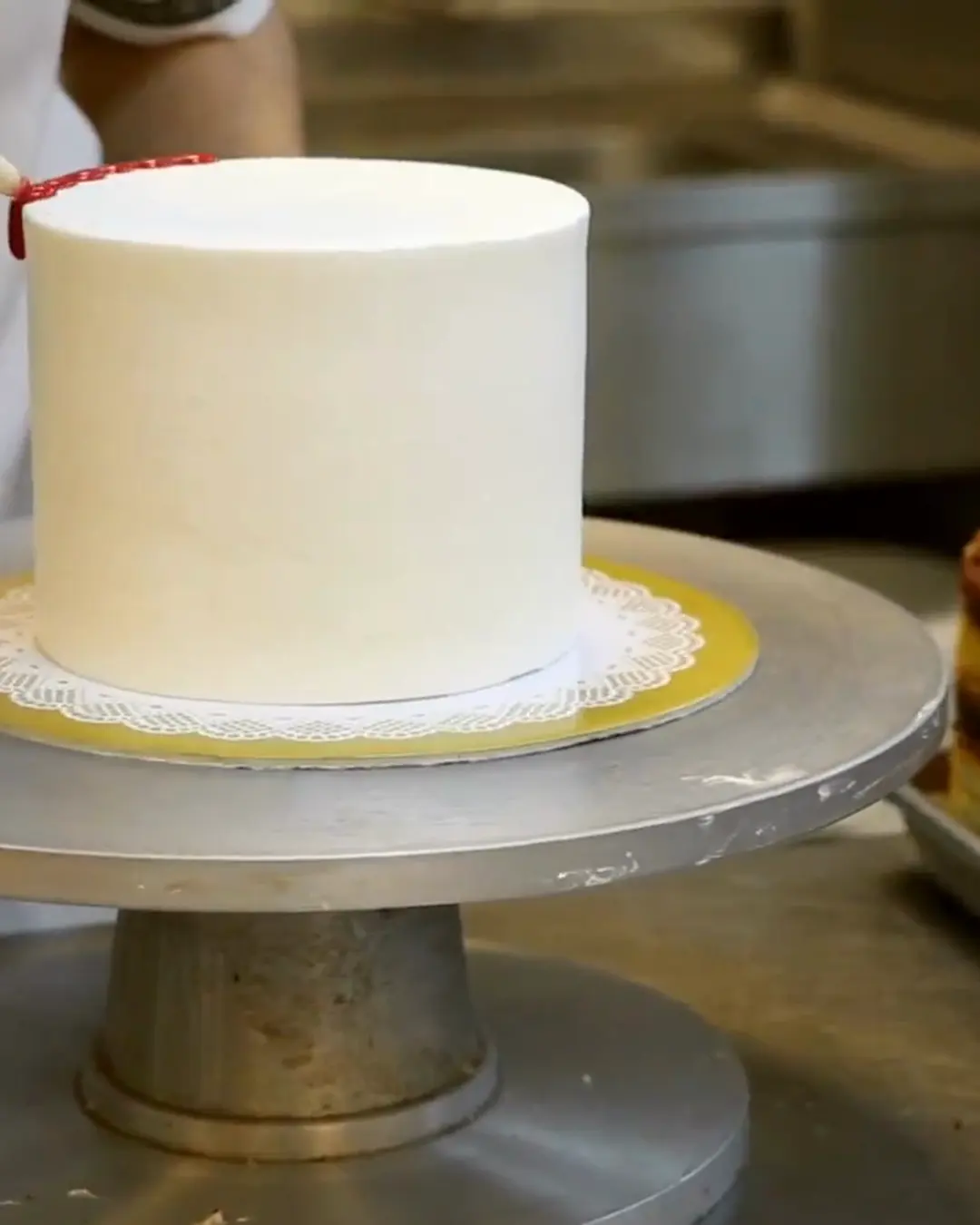 La torta rosa con la colata di cioccolato